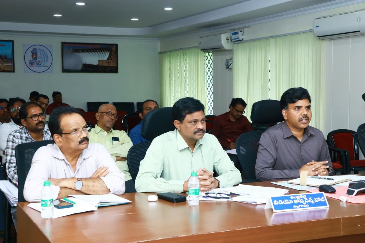  ముసాయిదా ఓటరు జాబితా ప్రచురణ అనంతరం మ్యాపింగ్ కానీ, జాబితాలో పేర్లు తేడా ఉన్న కేసులకు సంబంధించి నోటీసులు జారీ చేసి, తదుపరి చర్యలు చేపట్టాలని జిల్లా కలెక్టర్‌ బి. చంద్రశేఖర్‌  - Additional Image